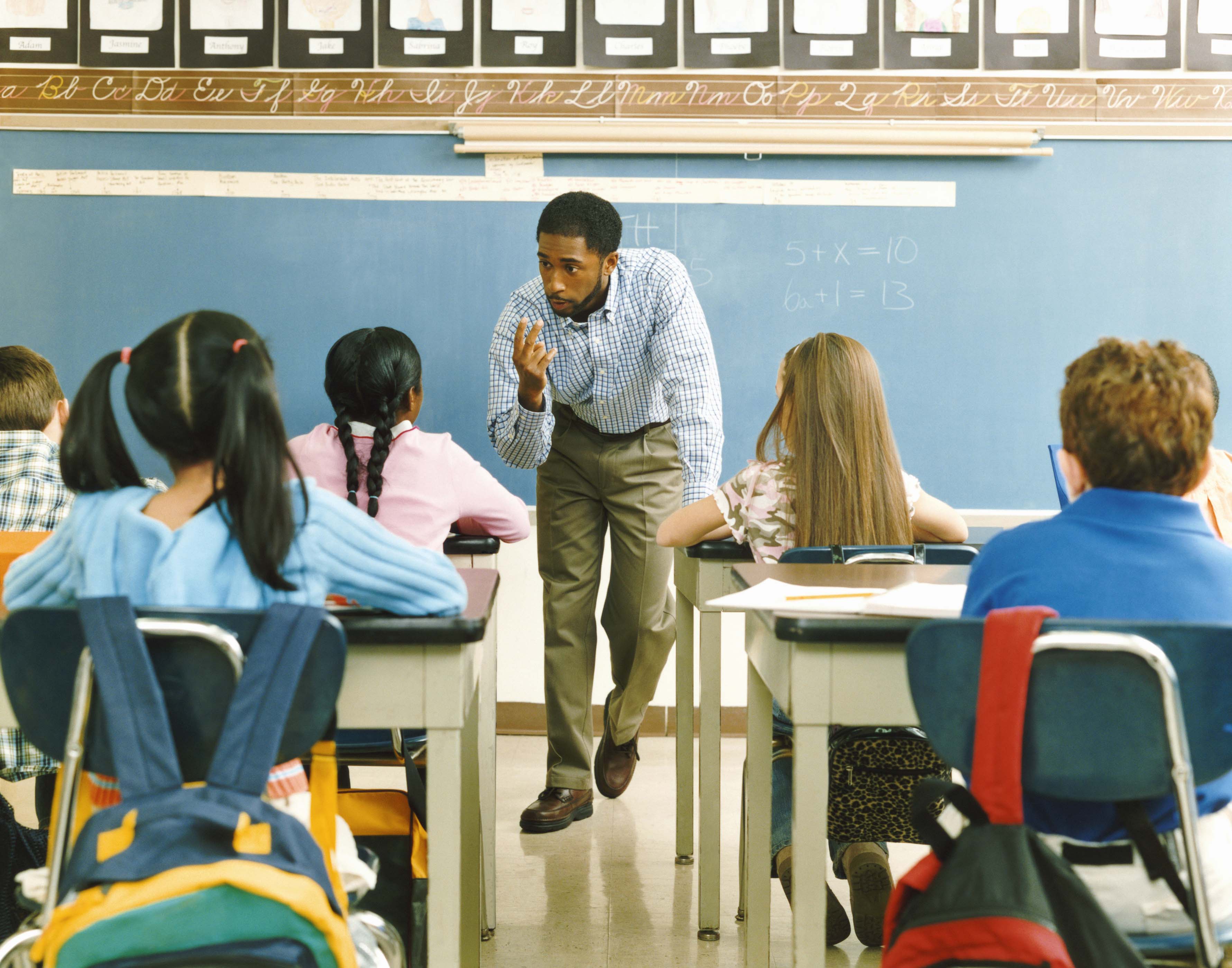 This is teacher. Американские учителя. Учитель в США. Учитель в американской школе. Школа в Америке учителя.